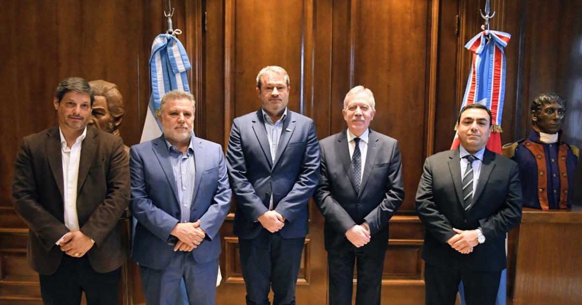 Eliacuteas Suaacuterez se reunioacute con autoridades de la Federacioacuten Farmaceacuteutica Argentina y del Colegio local