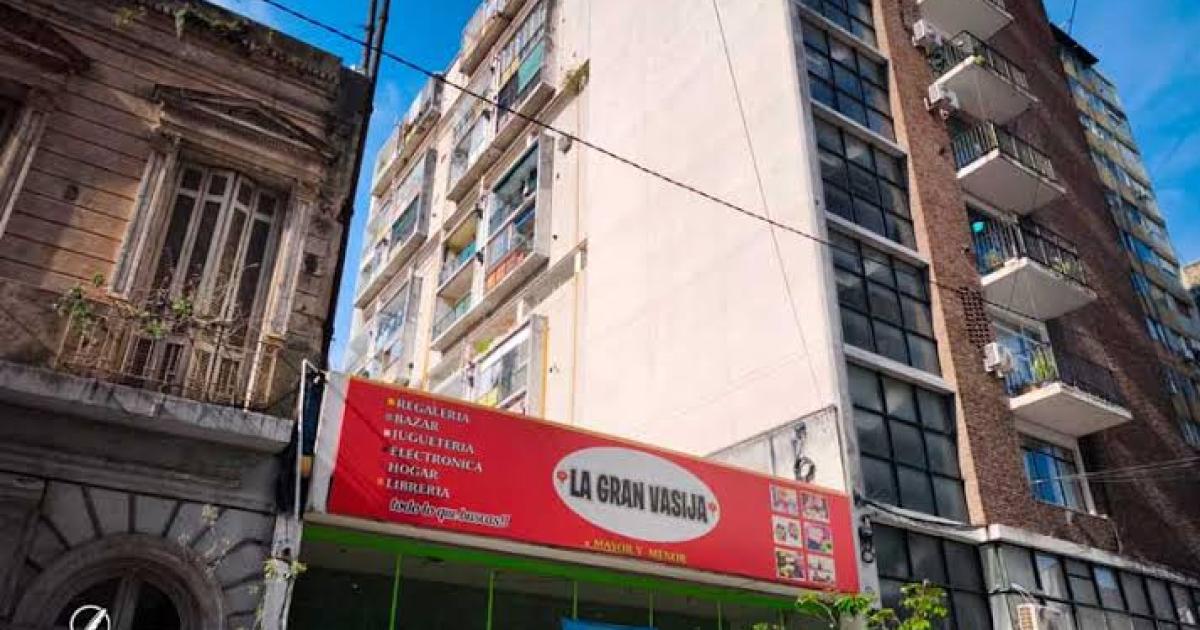 Rosario- un menor cayoacute desde varios metros hacia la terraza de un bazar en el microcentro