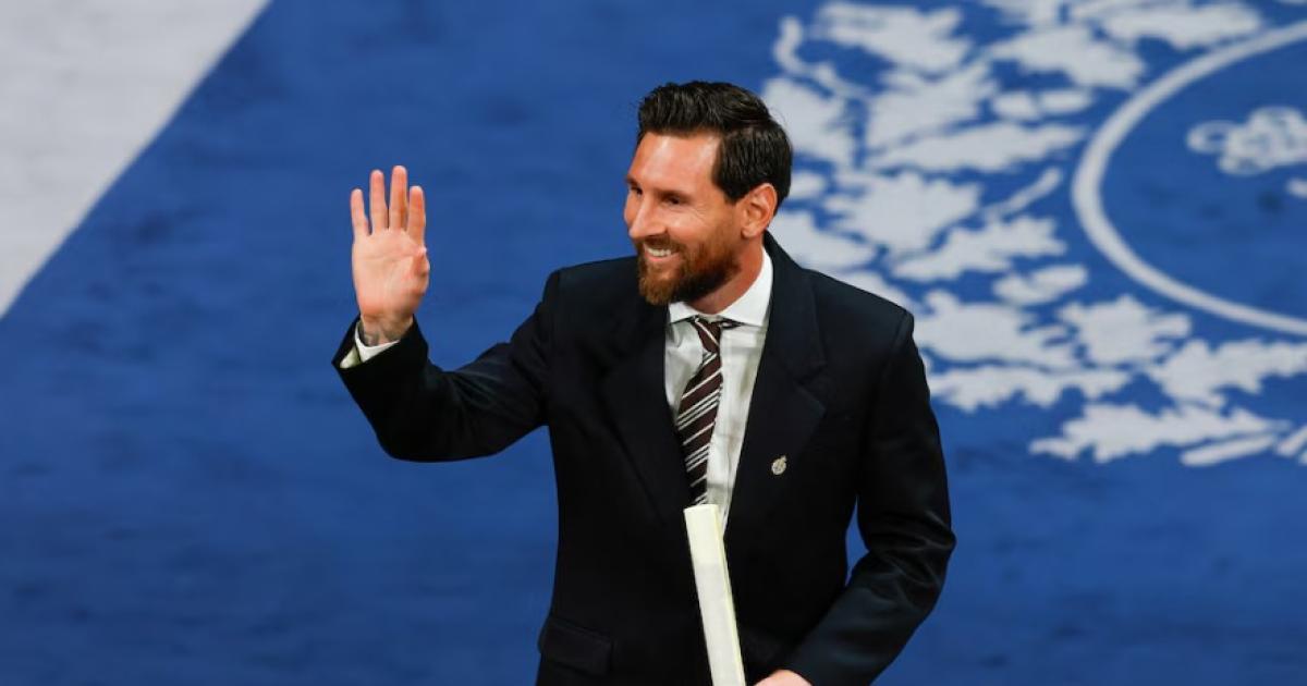 La felicidad de Lionel Messi mientras saludaba a los presentes en el Teatro Campoamor de la ciudad de Oviedo