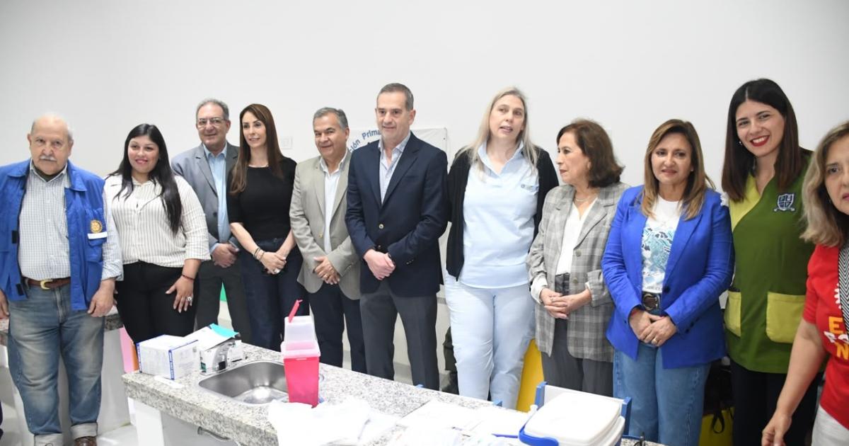 La intendente Fuentes y la ministra de salud Nassif lanzaron la campantildea de vacunacioacuten contra poliomielitis en los jardines de infantes