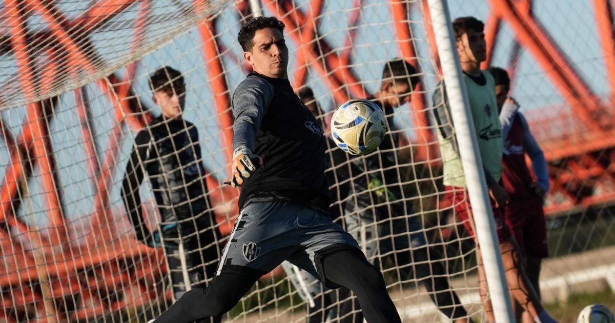 Aguerre palpitoacute el duelo ante Veacutelez Sarsfield- Va a ser un partido parejo