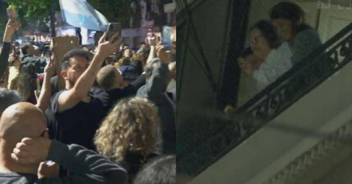 Charly Garciacutea salioacute de su casa y recibioacute una ovacioacuten multitudinaria por su cumpleantildeos