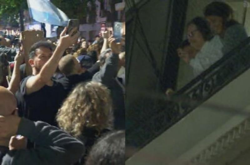 Charly Garciacutea salioacute de su casa y recibioacute una ovacioacuten multitudinaria por su cumpleantildeos