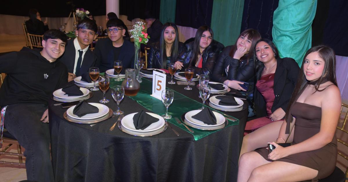 NOCHE MAacuteGICA PARA BRIANA ORELLANA PAZ EN SUS QUINCE