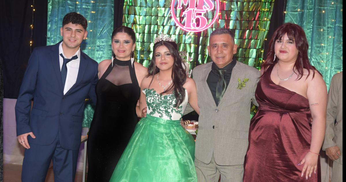 NOCHE MAacuteGICA PARA BRIANA ORELLANA PAZ EN SUS QUINCE