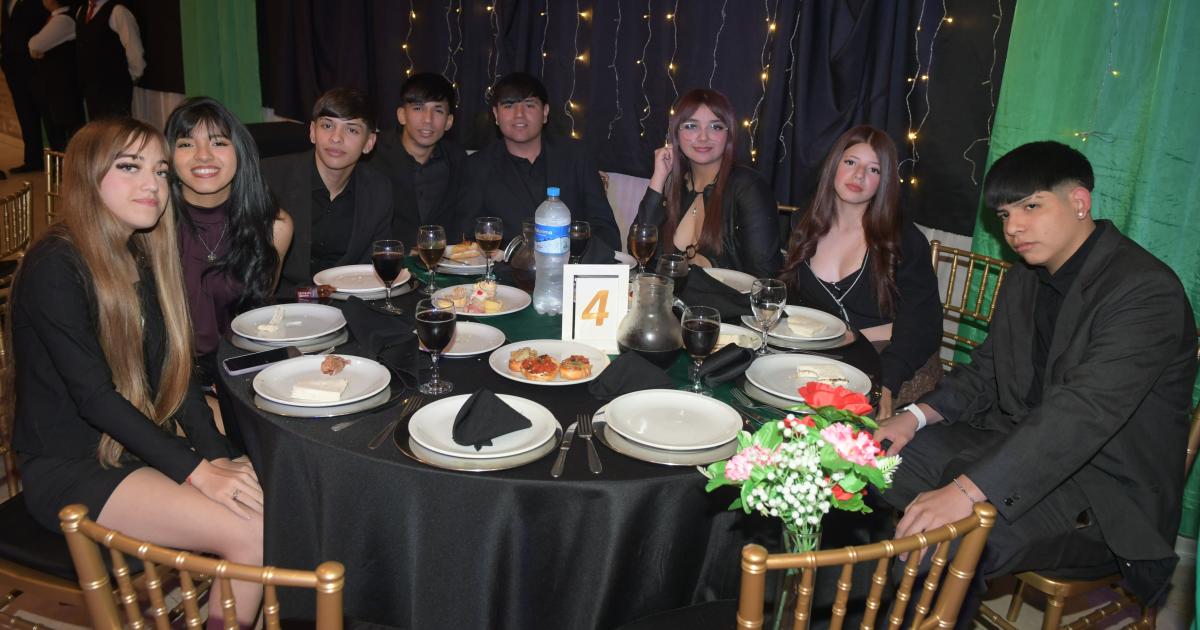 NOCHE MAacuteGICA PARA BRIANA ORELLANA PAZ EN SUS QUINCE