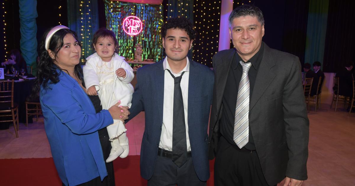 NOCHE MAacuteGICA PARA BRIANA ORELLANA PAZ EN SUS QUINCE