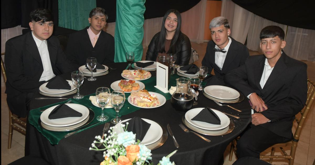 NOCHE MAacuteGICA PARA BRIANA ORELLANA PAZ EN SUS QUINCE