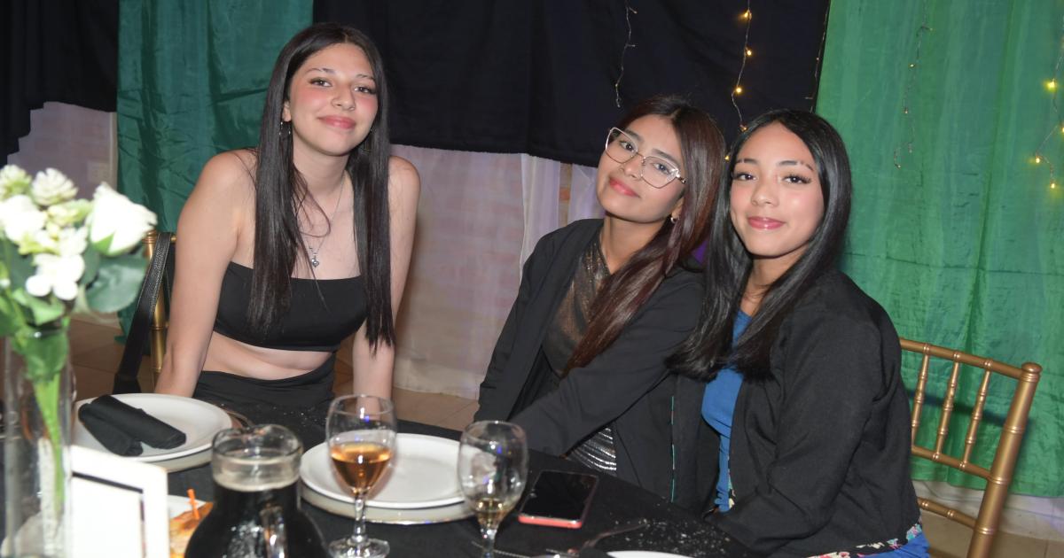NOCHE MAacuteGICA PARA BRIANA ORELLANA PAZ EN SUS QUINCE