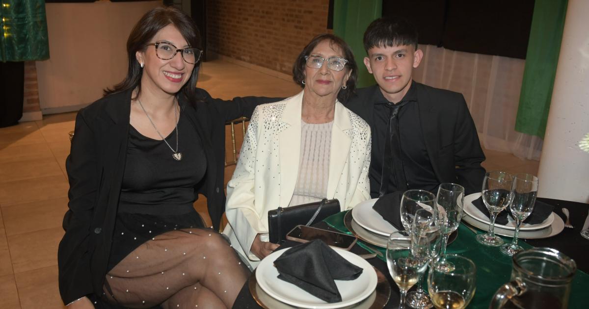 NOCHE MAacuteGICA PARA BRIANA ORELLANA PAZ EN SUS QUINCE