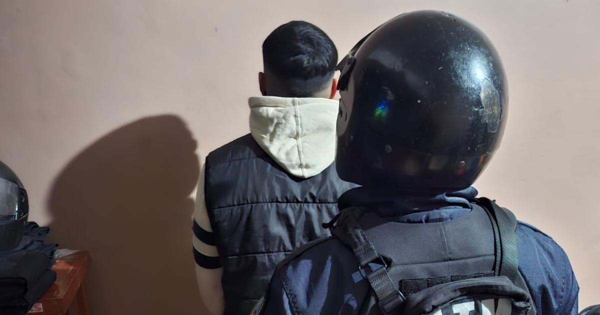 Amenazoacute de muerte a su concubina y atacoacute a policiacuteas durante un operativo