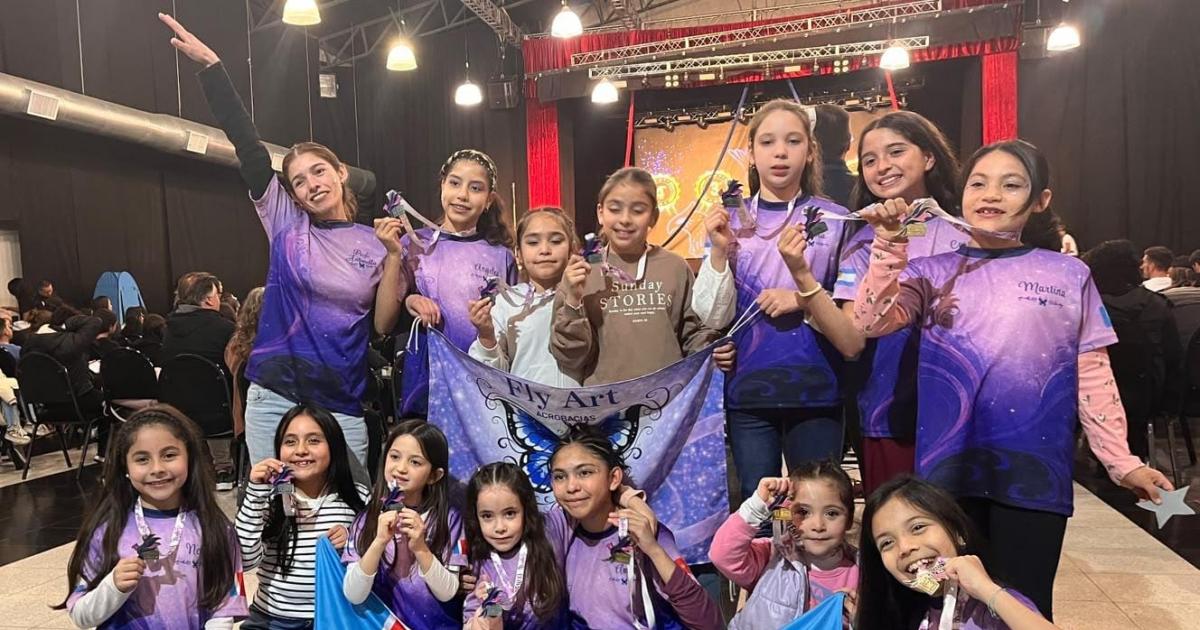 La Academia Fly Art de Quimiliacute brilloacute en una final nacional y cosechoacute 13 podios en Villa Carlos Paz