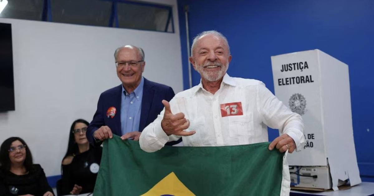 El vicepresidente Geraldo Alckmin (izquierda) primero acompañó a Lula y después fue a votar a un colegio electoral del sur de San Pablo