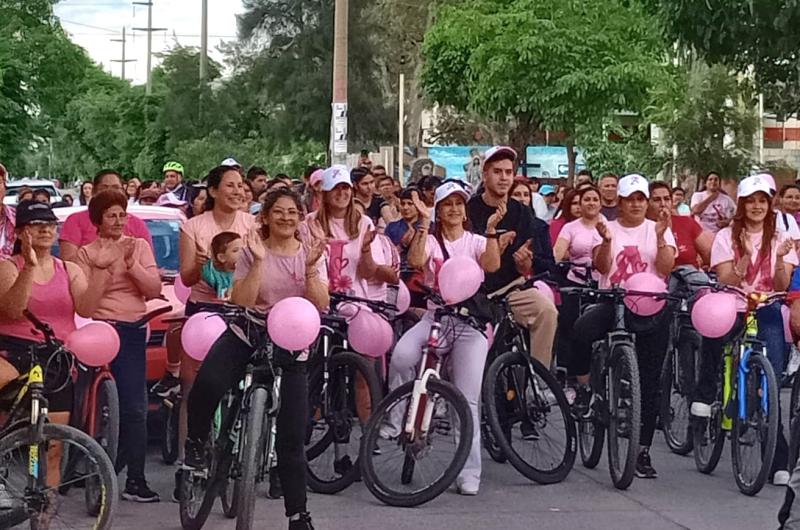 Loreto- una multitud participó de una bicicleteada por la prevención del c�ncer de mama