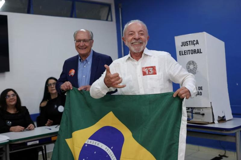 El vicepresidente Geraldo Alckmin (izquierda) primero acompañó a Lula y después fue a votar a un colegio electoral del sur de San Pablo