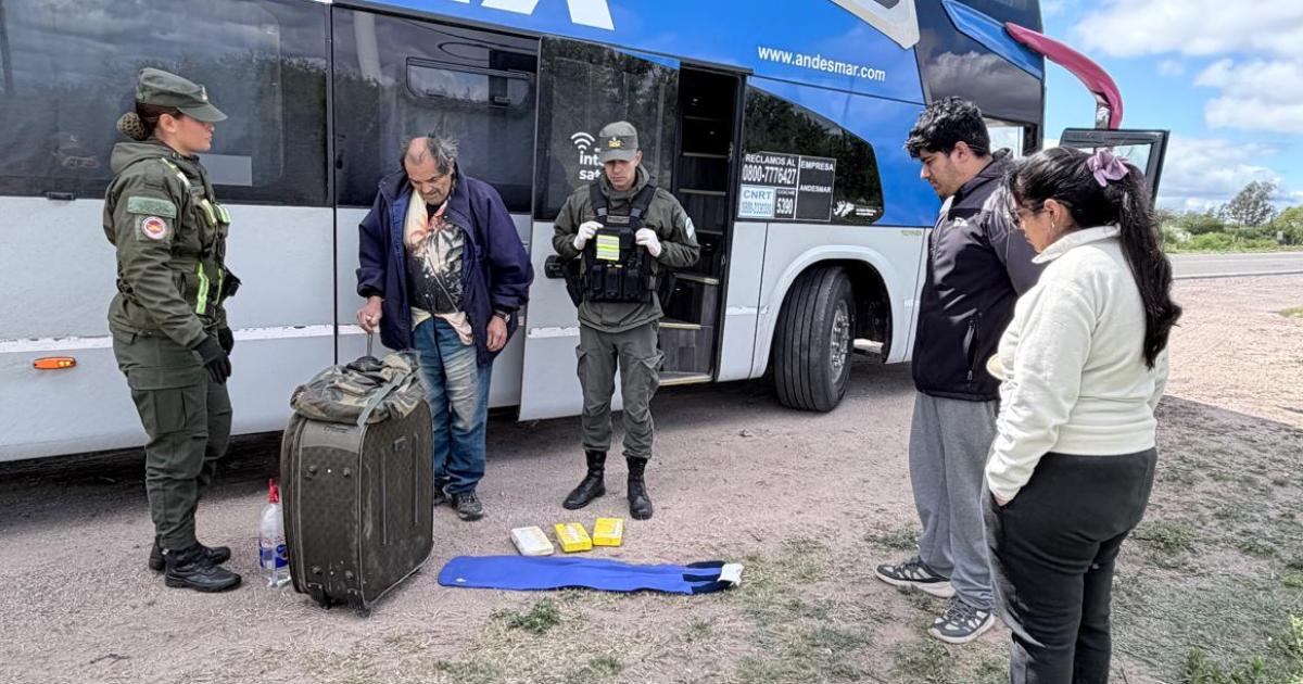 Discapacitado llevaba ladrillos de cocaiacutena adosados en la espalda valuados en maacutes de 70 millones