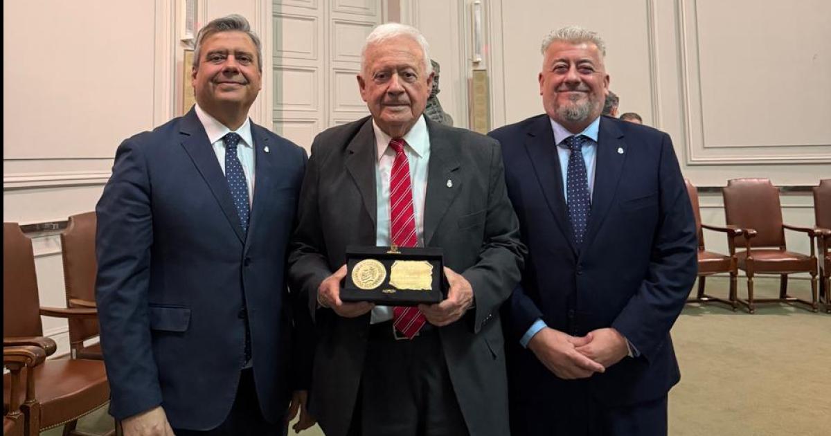 Hugo Pizzi fue distinguido como Maestro de la Medicina Argentina (Foto El Liberal)