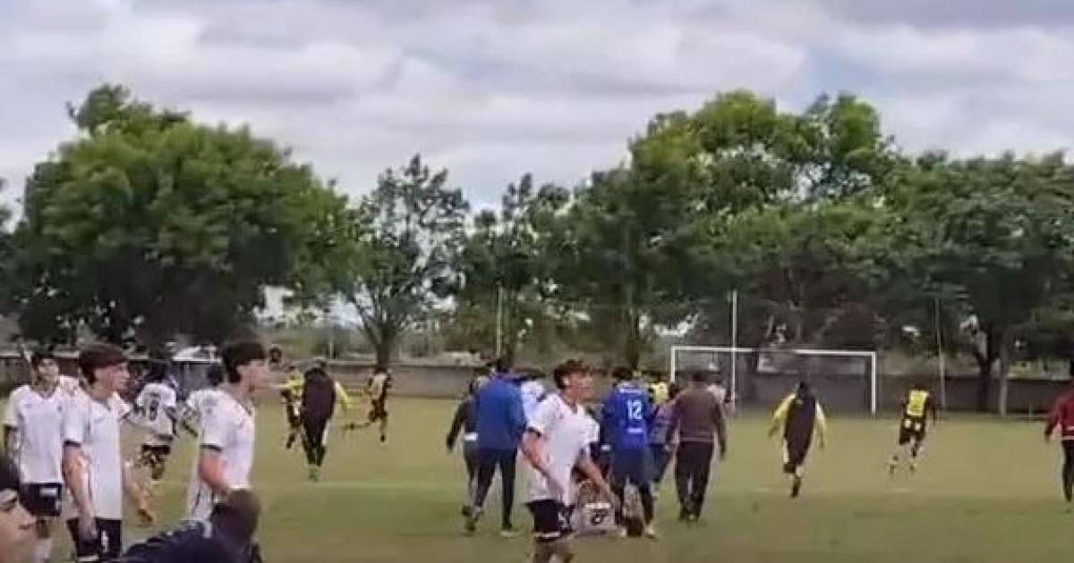 Violencia en el fuacutetbol juvenil- padres y jugadores golpearon a chicos de 16 antildeos durante un partido