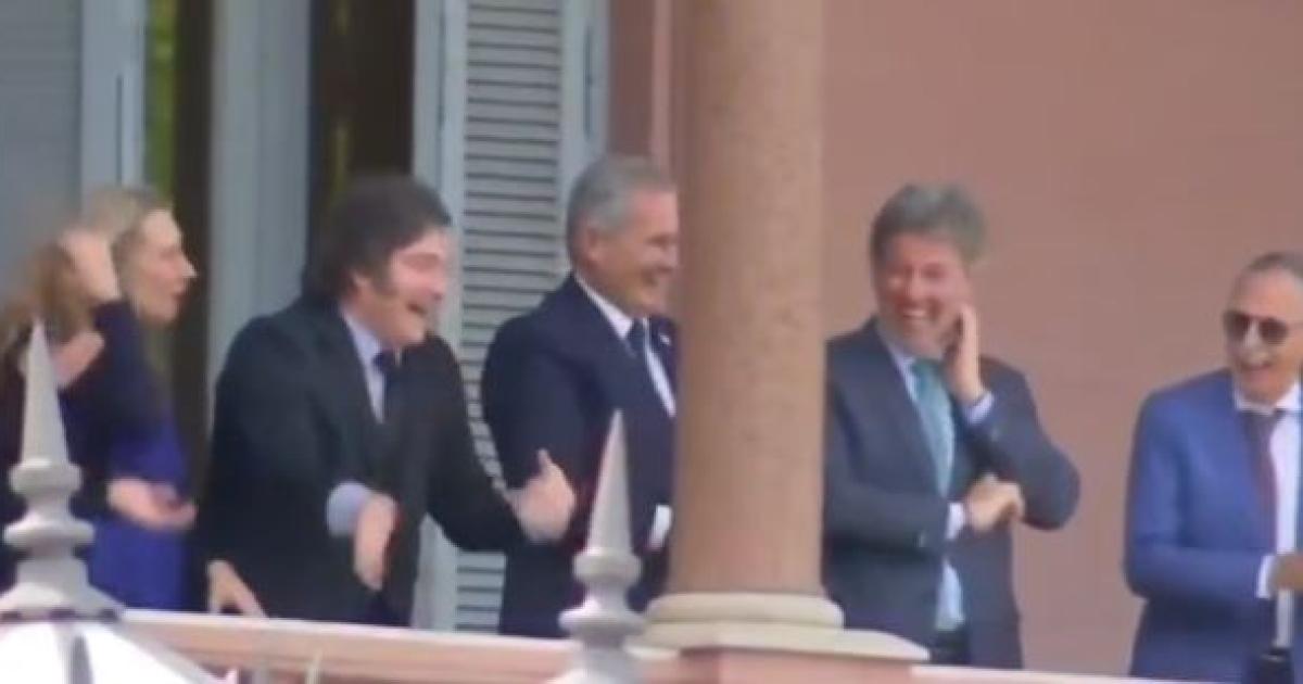 El gesto viral que usoacute Javier Milei en el balcoacuten de la Casa Rosada tras la victoria de Lula da Silva