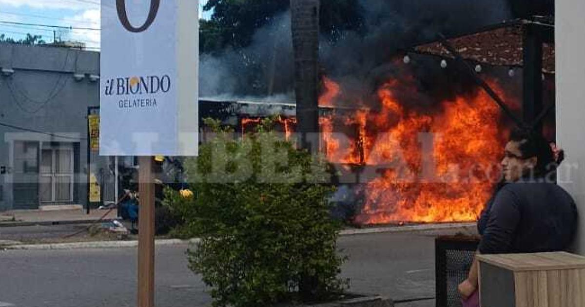 VIDEO Explosioacuten e incendio- se prendioacute fuego un colectivo en La Banda y cortaron el traacutensito en la zona
