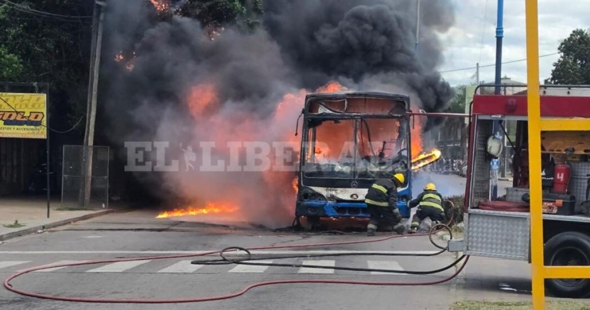 Explosioacuten de cubiertas y vidrieras destrozadas- revelan detalles tras el incendio del colectivo en La Banda