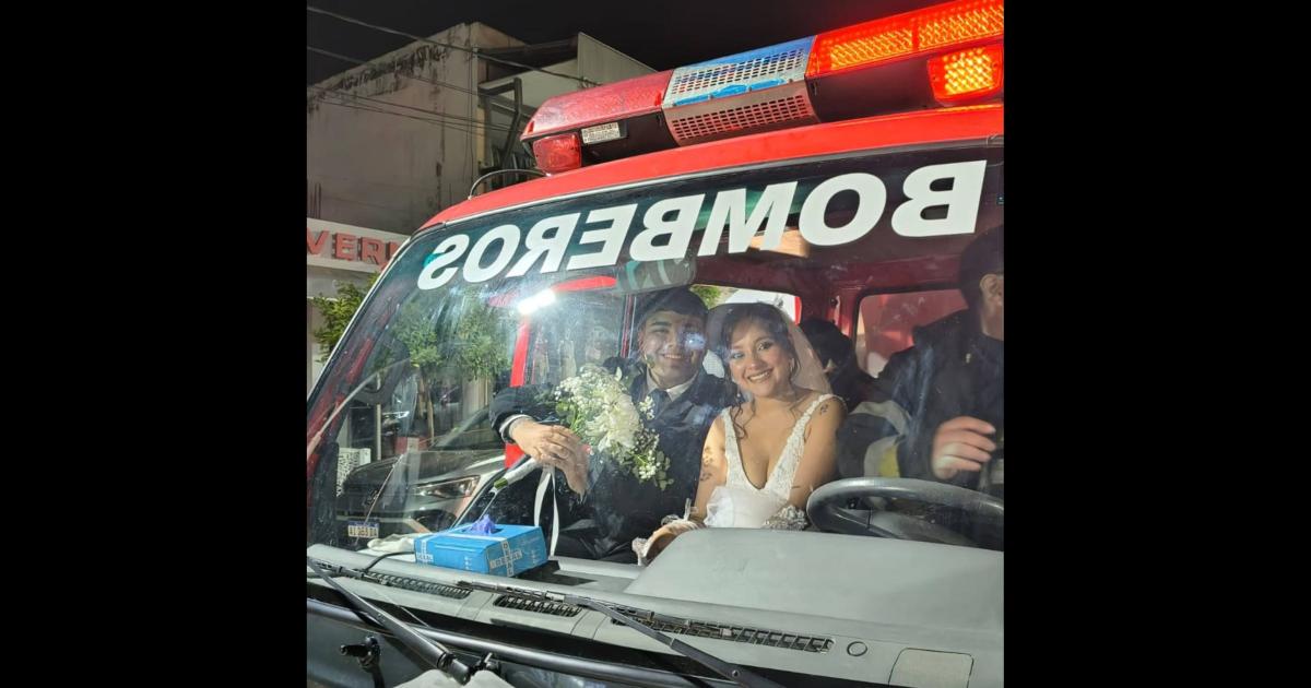 Los colegas del joven bombero realizaron la guardia de honor para los recién casados (Foto Facebook)