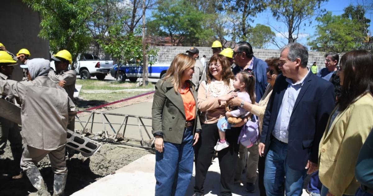 La intendente Fuentes supervisoacute la obra de pavimentacioacuten en un sector del barrio Ameacuterica del Sur