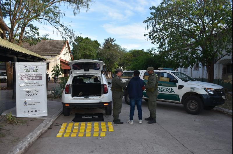 Interceptan paquetes con cocaiacutena valuada en maacutes de 770000000 que veniacutean de Salta a La Banda
