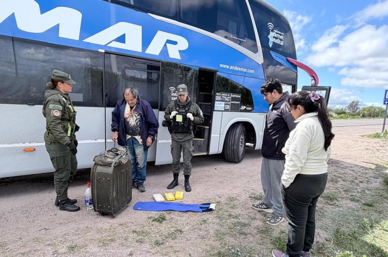 Discapacitado llevaba ladrillos de cocaiacutena adosados en la espalda valuados en maacutes de 70 millones