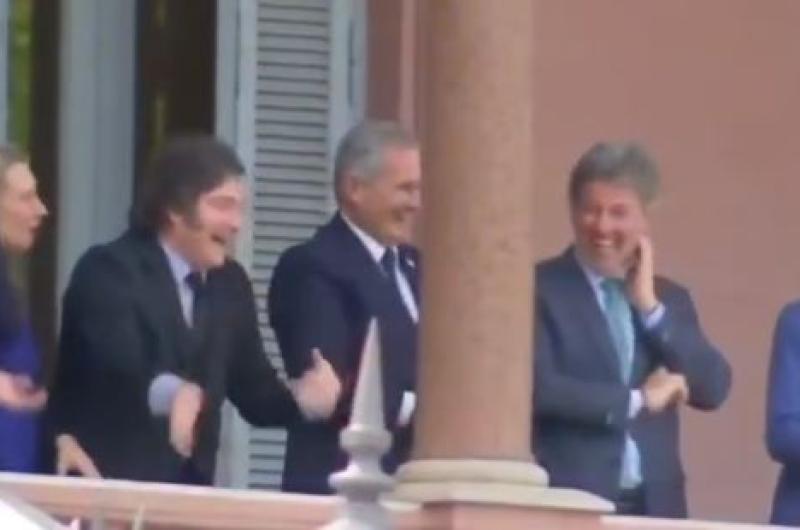 El gesto viral que usoacute Javier Milei en el balcoacuten de la Casa Rosada tras la victoria de Lula da Silva