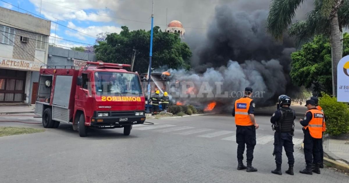 VIDEO Explosioacuten e incendio- se prendioacute fuego un colectivo en La Banda y cortaron el traacutensito en la zona