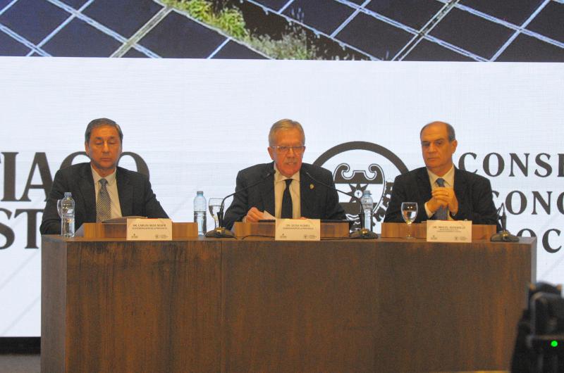 Eliacuteas Suaacuterez anuncioacute obras viales viviendas y proyectos de agua para Santiago del Estero en 2027