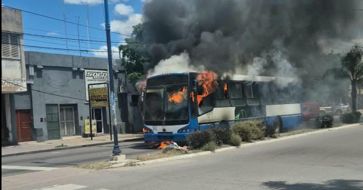 Paacutenico en La Banda- colectivo con pasajeros explotoacute e incendioacute