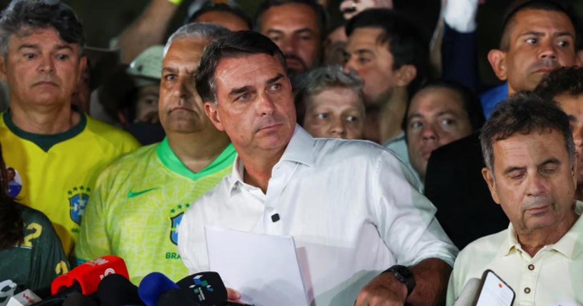 Sospechan que Fl�vio Bolsonaro intentaba huir a EEUU (Foto- REUTERSAgustín Marcarian)