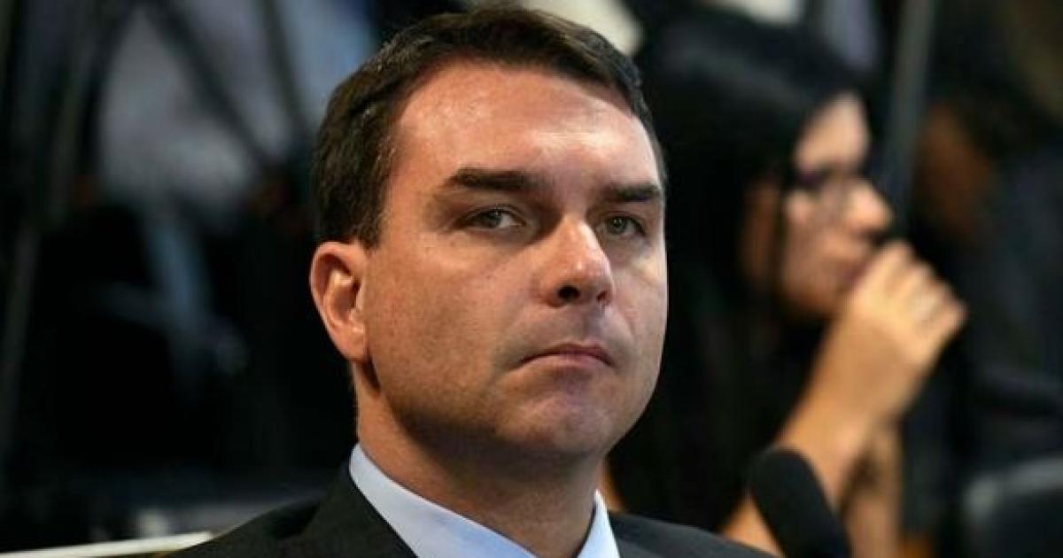 El presunto paso de Flaacutevio Bolsonaro por Puerto Iguazuacute en medio de su prohibicioacuten de salir de Brasil