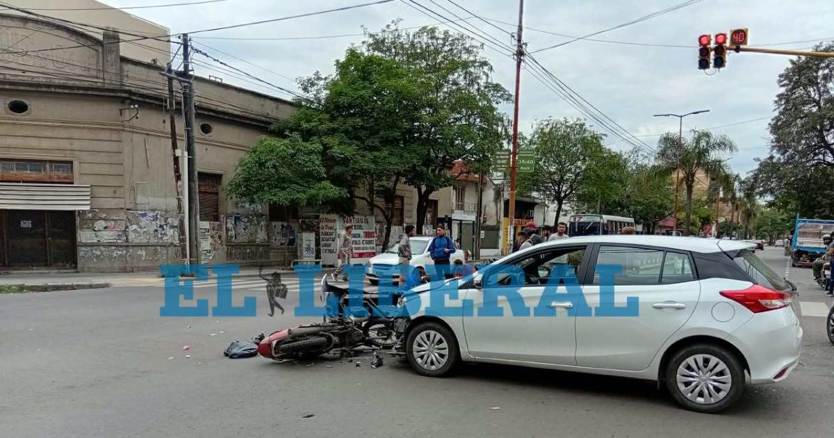 Una mujer embarazada resultoacute herida tras un choque entre un auto y una moto en avenida Belgrano y Congreso