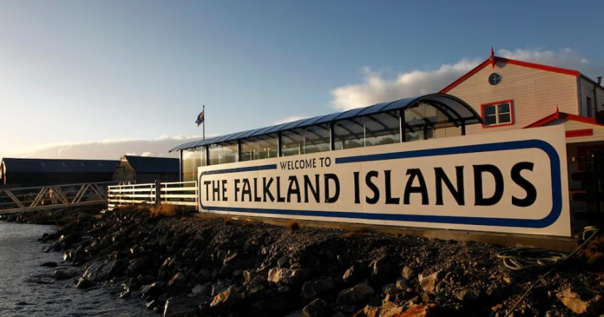 El cartel de bienvenida a las Islas Malvinas en el muelle en Stanley