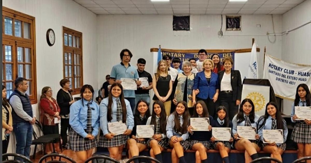 Valores merecen reconocimientos- premiaron a los estudiantes solidarios santiaguentildeos