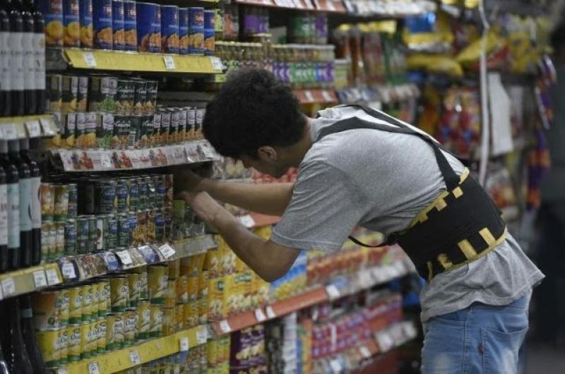 Se definioacute el aumento para empleados de comercio y el pago de un bono