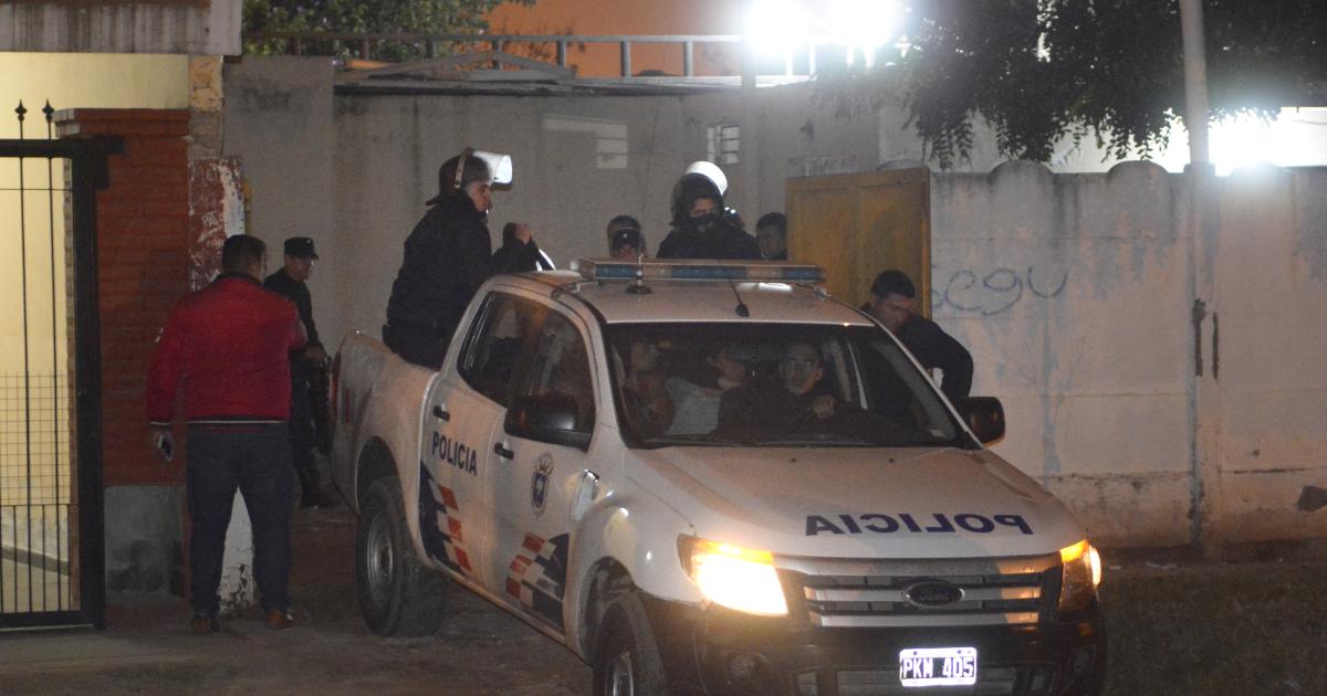 Policiacutea y expareja a manotazos golpes y destrozos en una cita de despedida