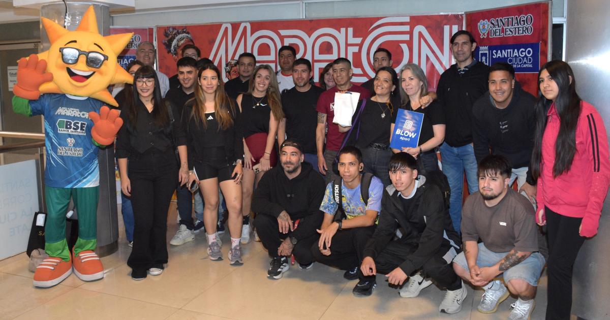Premian a los 25 atletas que empezaron el Maratoacuten a pura alegriacutea y festejo