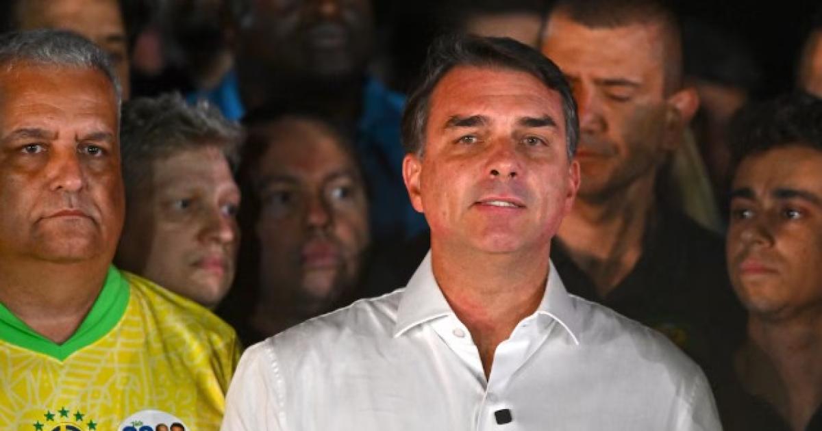 FlÃvio Bolsonaro abandonó Brasil con su familia (EFE Andre Borges)