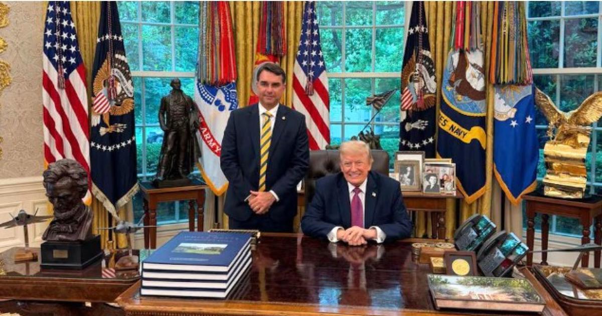 El senador brasileño Fl�vio Bolsonaro (i) junto al presidente de EEUU Donald Trump el pasado 26 de mayo (EFE @FlavioBolsonaroArchivo)