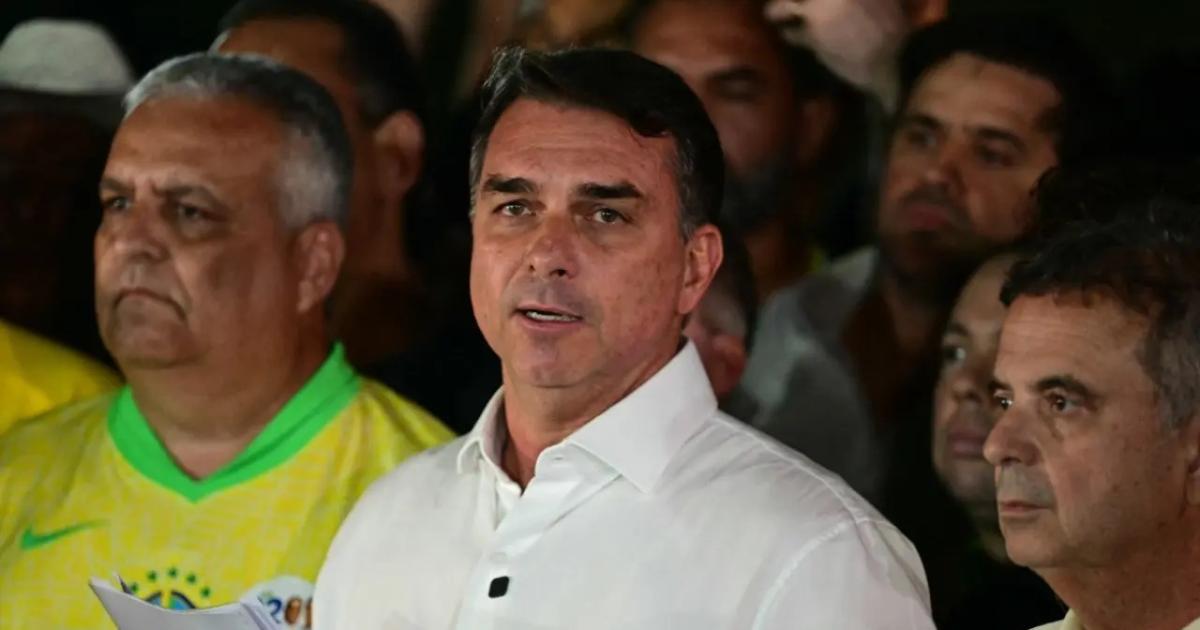 FlÃvio Bolsonaro se proclamó presidente electo y desafía a Lula desde EEUU