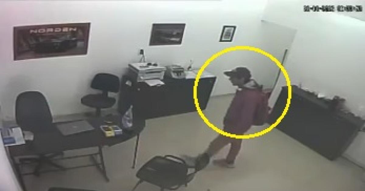VIDEO Captan in fraganti a un ladroacuten que se llevoacute 4000000 de una concesionaria del interior santiaguentildeo