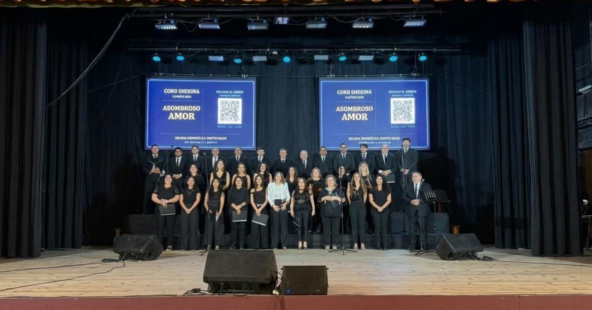 Una noche de Asombroso Amor emocionó al Teatro 25 de Mayo