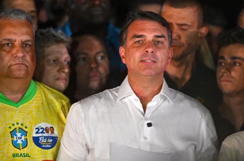 Fl�vio Bolsonaro abandonó  Brasil con su familia (EFE Andre Borges)