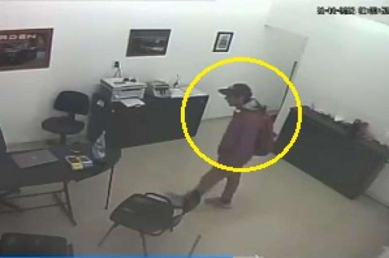 VIDEO  Captan in fraganti a un ladroacuten que se llevoacute 4000000 de una concesionaria del interior santiaguentildeo