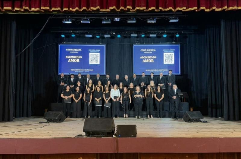 Una noche de Asombroso Amor emocionó al Teatro 25 de Mayo