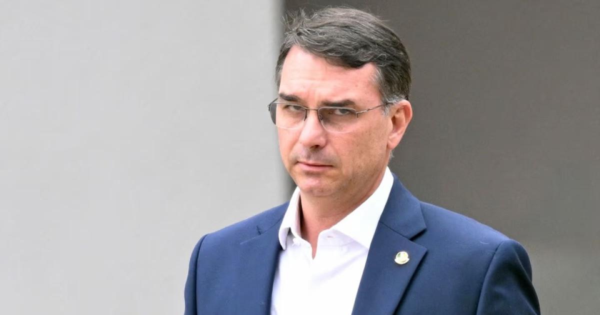 La Justicia Federal archivoacute la causa por el paso de Flaacutevio Bolsonaro por Puerto Iguazuacute al constatar que no hubo delito